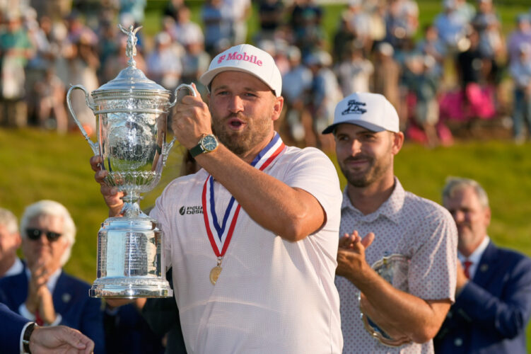 Clark avoids record collapse, holds on to win US Open